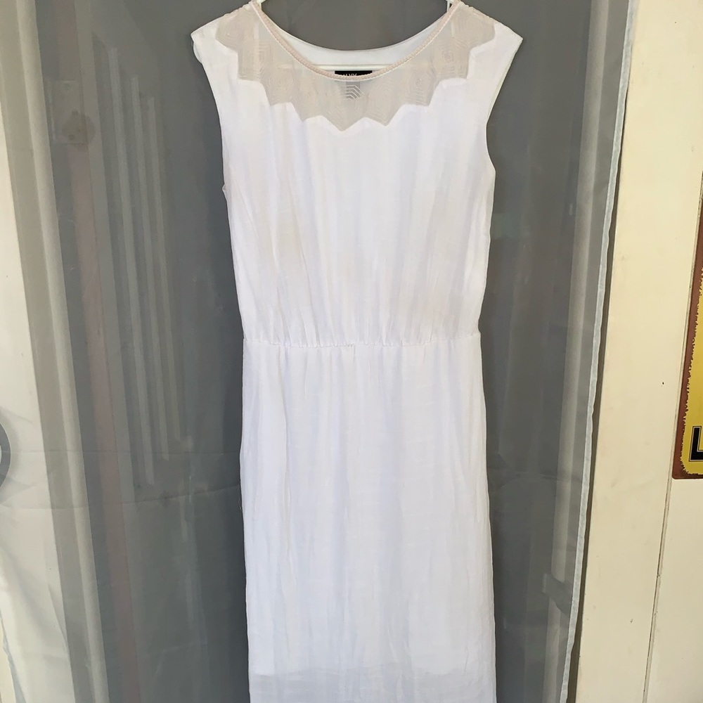 White sleeveless dress